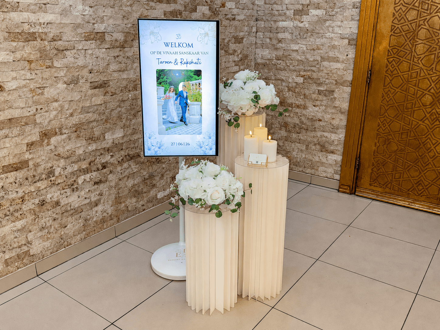 Digitaal welkomstbord met bloemen, kaarsen en persoonlijke foto